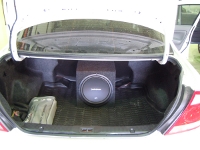 Установка Сабвуфер Rockford Fosgate R1S410 box в Nissan Almera Classic